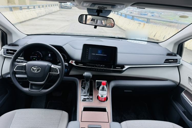Used Toyota SIENNA 2023 2.5L Hybrid Comfort Edition Interior 2