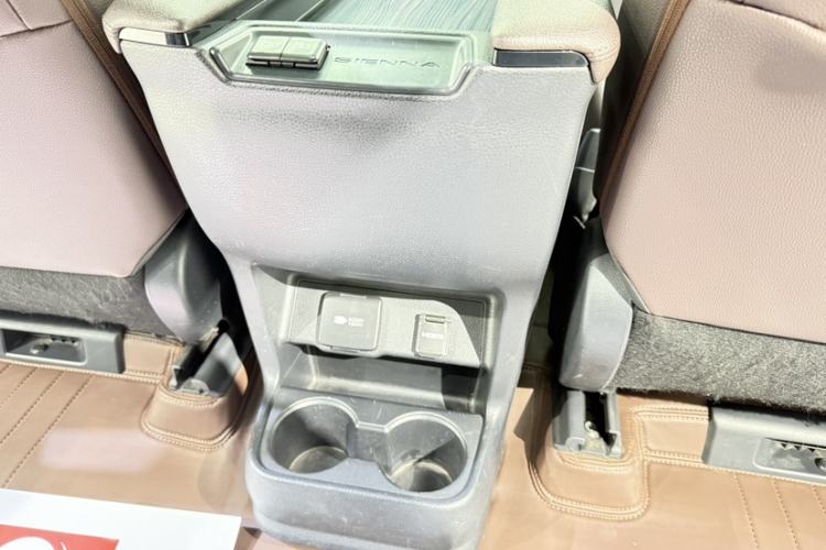 Used Toyota SIENNA 2023 2.5L Hybrid Platinum Edition Interior 3