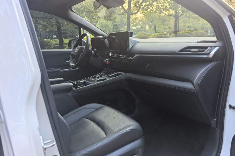 Used Toyota SIENNA 2023 2.5L Hybrid Deluxe Edition Interior 3