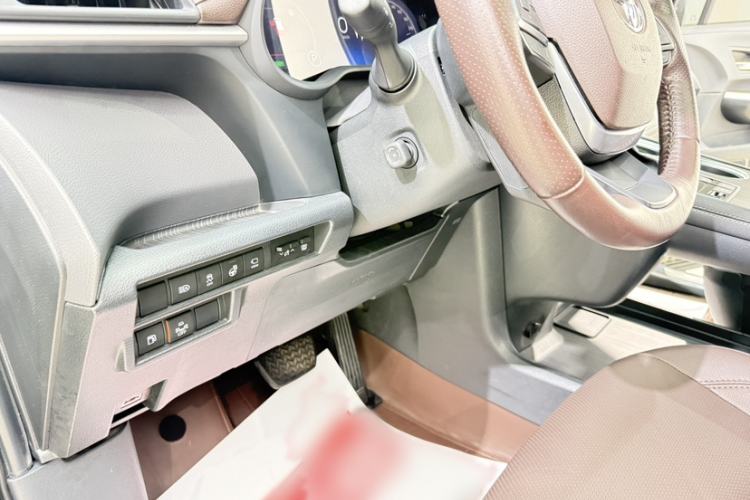 Used Toyota SIENNA 2023 2.5L Hybrid Platinum Edition Interior 4