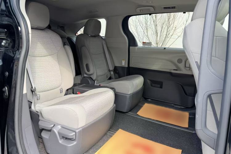 Used Toyota SIENNA 2023 2.5L Hybrid Comfort Edition Interior 4