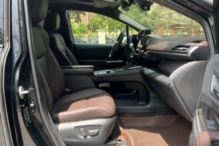 Used Toyota SIENNA 2023 2.5L Hybrid Ultimate Edition Interior 4