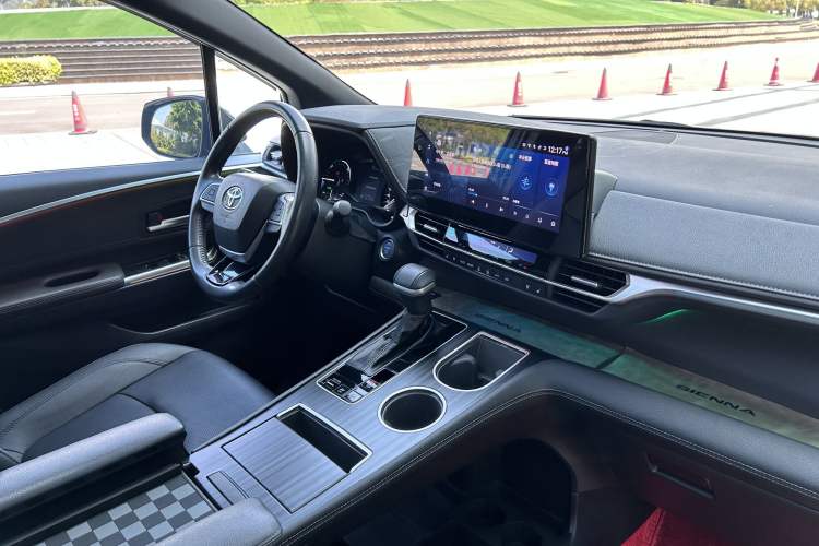 Used Toyota SIENNA 2023 2.5L Hybrid Deluxe Edition Interior 4