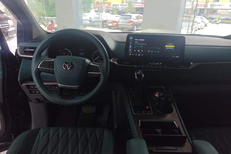 Used Toyota SIENNA 2023 2.5L Hybrid Comfort Edition Interior 4
