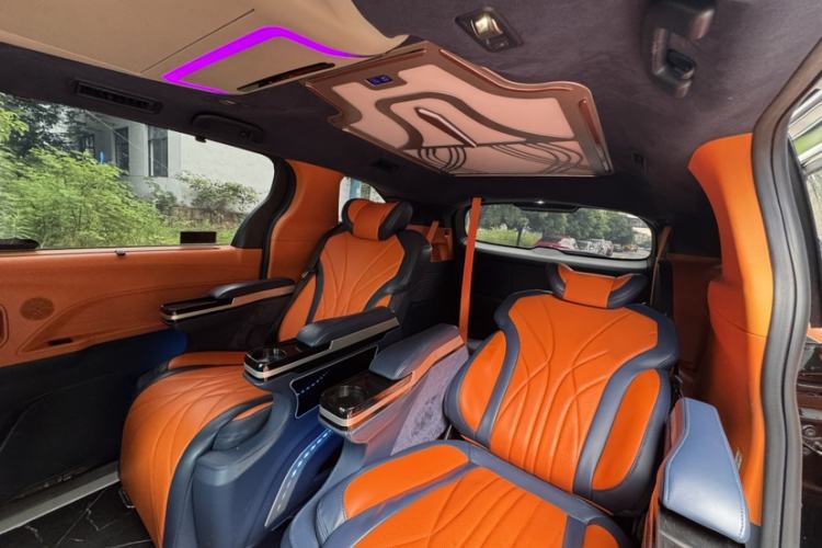 Used Toyota SIENNA 2023 2.5L Hybrid Luxury Edition Interior 4