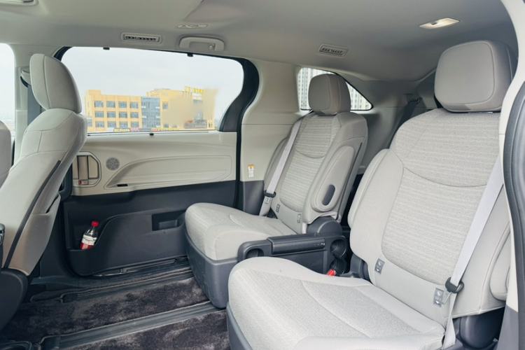 Used Toyota SIENNA 2023 2.5L Hybrid Comfort Edition Interior 4