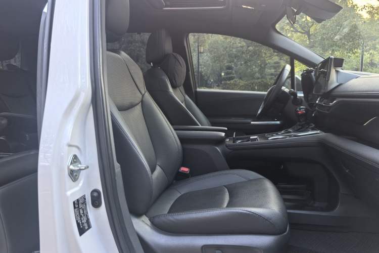 Used Toyota SIENNA 2023 2.5L Hybrid Deluxe Edition Interior 4