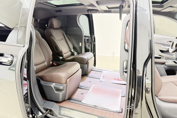 Used Toyota SIENNA 2023 2.5L Hybrid Platinum Edition Interior 5