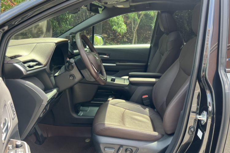 Used Toyota SIENNA 2023 2.5L Hybrid Ultimate Edition Interior 5