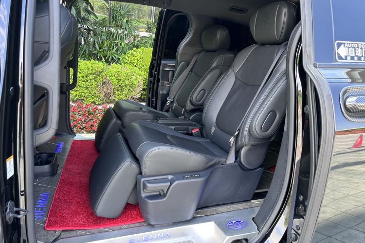 Used Toyota SIENNA 2023 2.5L Hybrid Deluxe Edition Interior 5