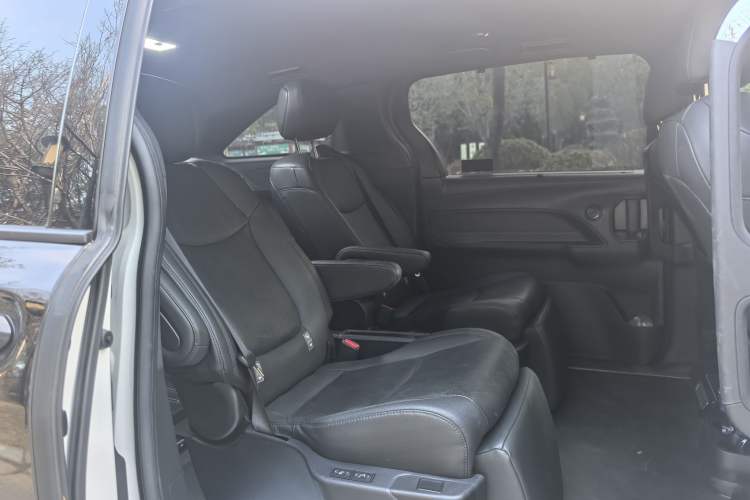 Used Toyota SIENNA 2023 2.5L Hybrid Deluxe Edition Interior 5