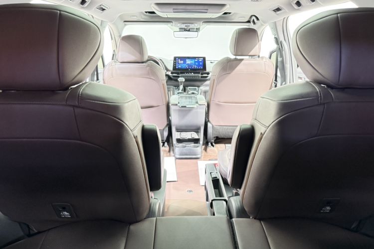 Used Toyota SIENNA 2023 2.5L Hybrid Platinum Edition Interior 6
