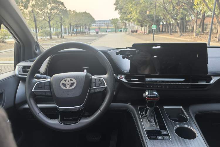 Used Toyota SIENNA 2023 2.5L Hybrid Deluxe Edition Interior 6