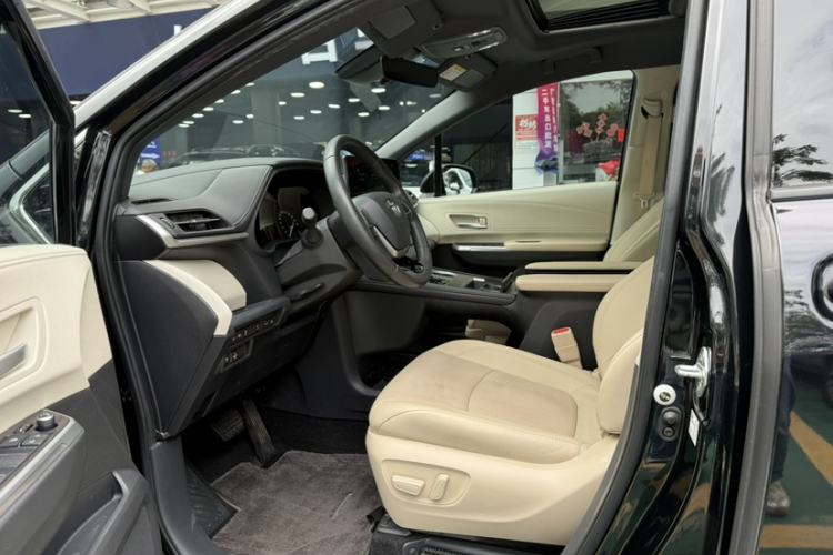 Used Toyota SIENNA 2023 2.5L Hybrid Deluxe Edition Interior 7