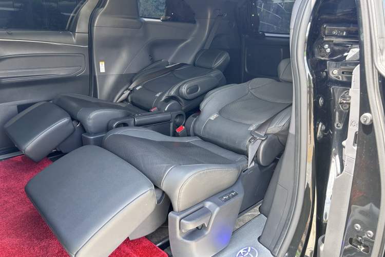 Used Toyota SIENNA 2023 2.5L Hybrid Deluxe Edition Interior 7