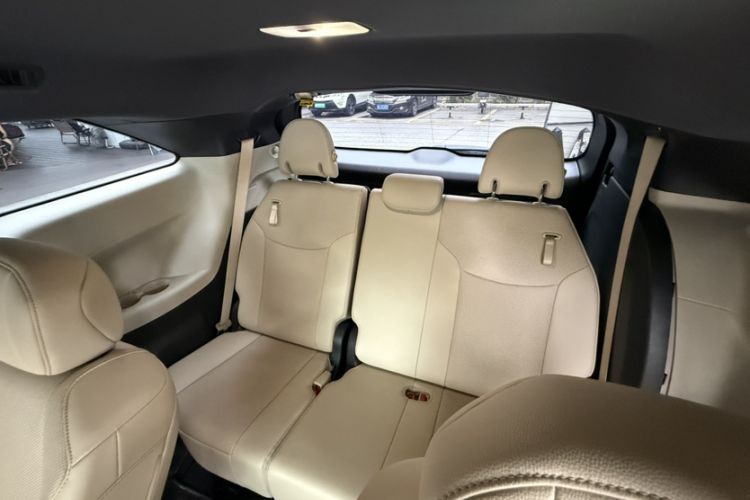 Used Toyota SIENNA 2023 2.5L Hybrid Deluxe Edition Interior 8