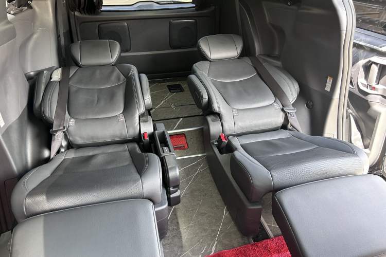 Used Toyota SIENNA 2023 2.5L Hybrid Deluxe Edition Interior 8