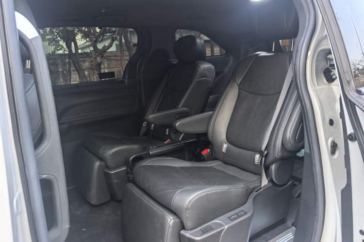 Used Toyota SIENNA 2023 2.5L Hybrid Deluxe Edition Interior 8