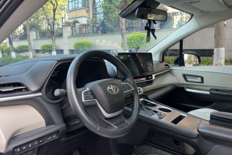 Used Toyota SIENNA 2023 2.5L Hybrid Comfort Edition Interior 9