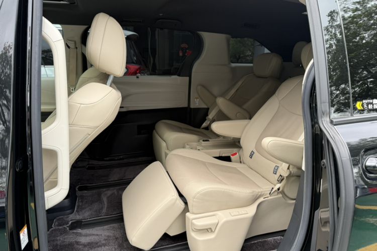 Used Toyota SIENNA 2023 2.5L Hybrid Deluxe Edition Interior 9