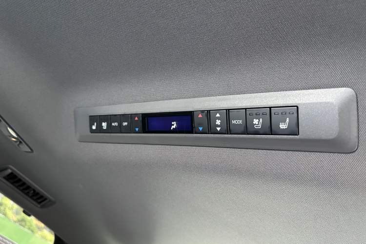 Used Toyota SIENNA 2023 2.5L Hybrid Deluxe Edition Interior 9