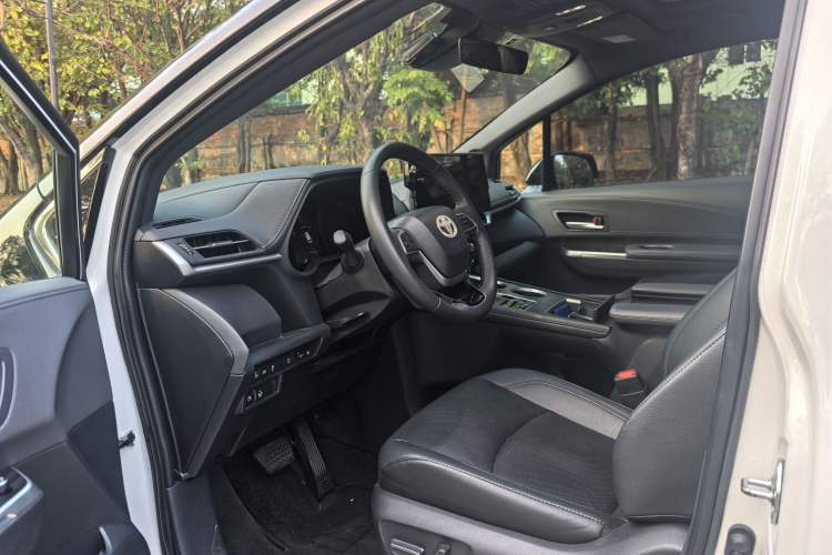 Used Toyota SIENNA 2023 2.5L Hybrid Deluxe Edition Interior 9