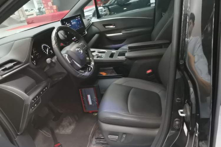 Used Toyota SIENNA 2023 2.5L Hybrid Deluxe Edition Left Front Seat