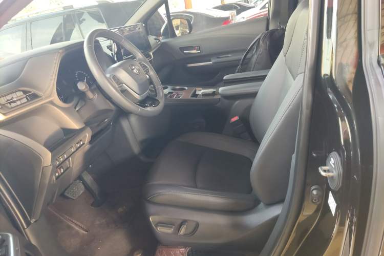 Used Toyota SIENNA 2023 2.5L Hybrid Deluxe Edition Left Front Seat