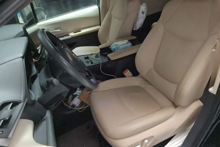 Used Toyota SIENNA 2023 2.5L Hybrid Deluxe Edition Left Front Seat