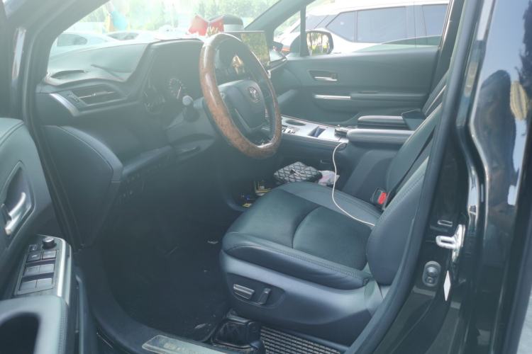 Used Toyota SIENNA 2023 2.5L Hybrid Deluxe Edition Left Front Seat