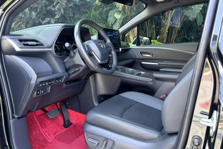 Used Toyota SIENNA 2023 2.5L Hybrid Deluxe Edition Left Front Seat