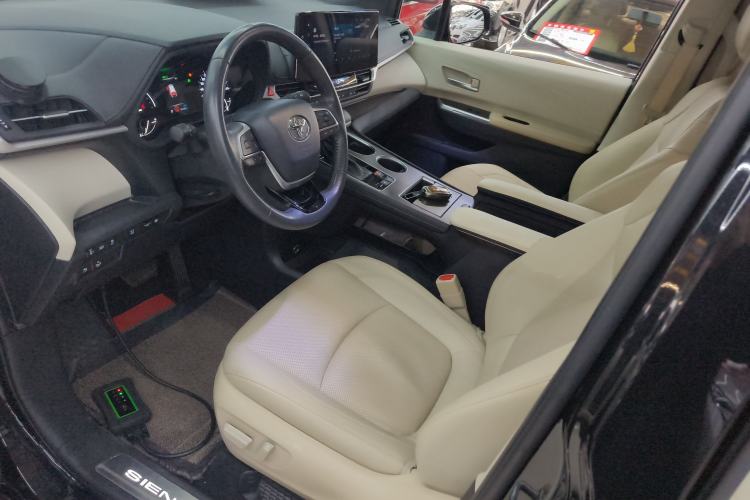 Used Toyota SIENNA 2023 2.5L Hybrid Deluxe Edition Left Front Seat