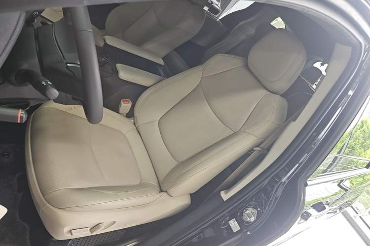 Used Toyota SIENNA 2023 2.5L Hybrid Deluxe Edition Left Front Seat