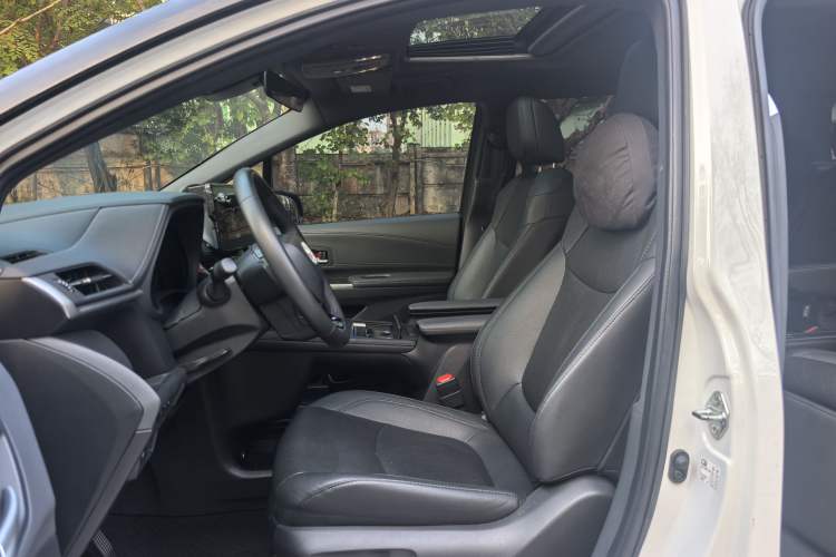Used Toyota SIENNA 2023 2.5L Hybrid Deluxe Edition Left Front Seat