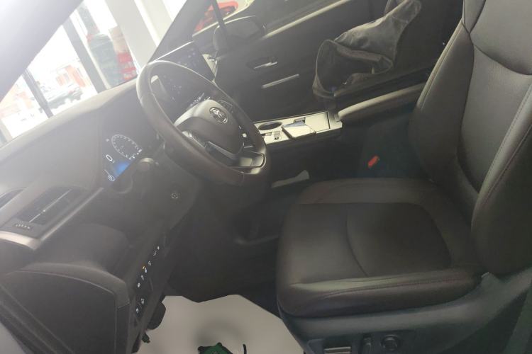 Used Toyota SIENNA 2023 2.5L Hybrid Platinum Edition Left Front Seat