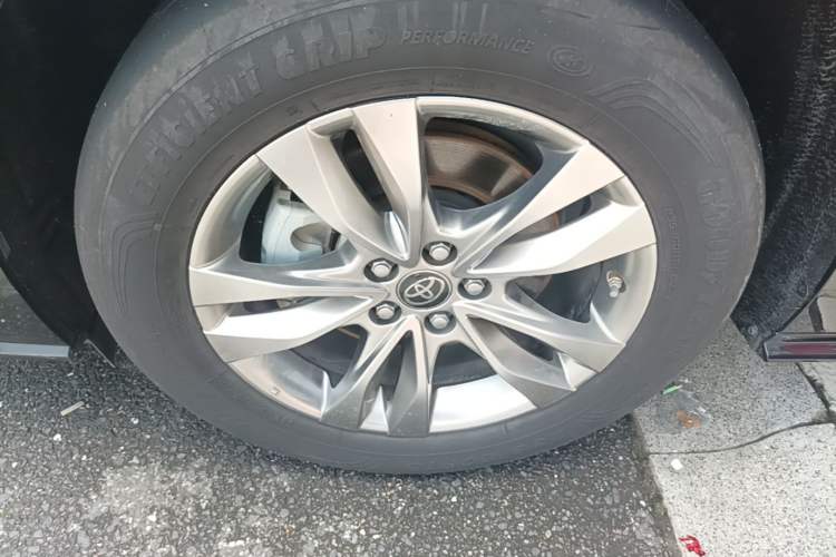 Used Toyota SIENNA 2023 2.5L Hybrid Comfort Edition Left Front Wheel Hub