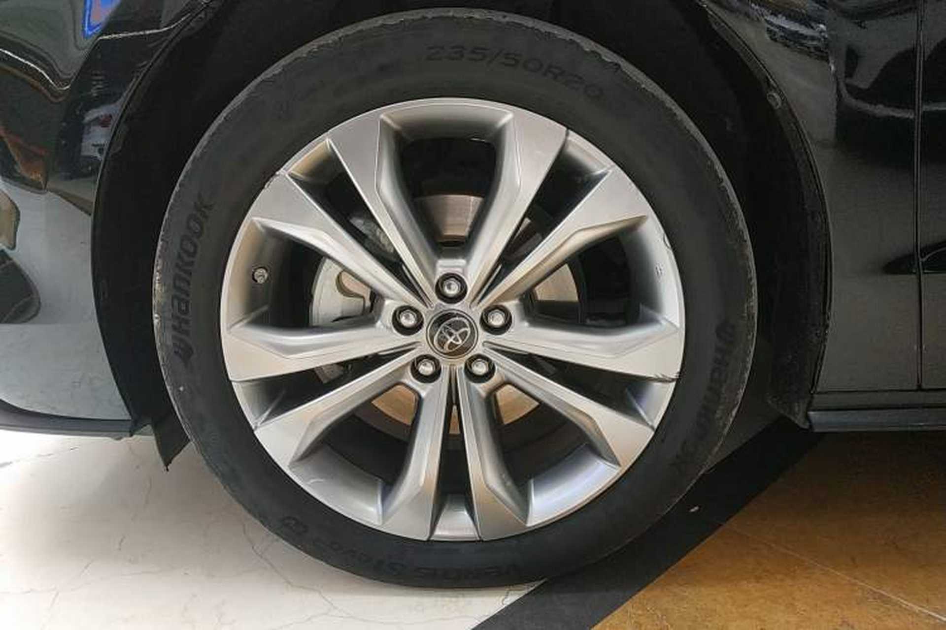 Used Toyota SIENNA 2023 2.5L Hybrid Platinum Edition Left Front Wheel Hub