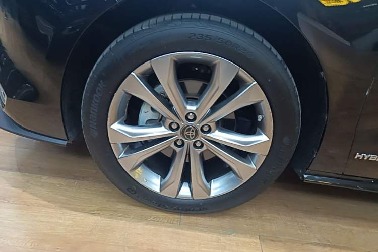 Used Toyota SIENNA 2023 2.5L Hybrid Deluxe Edition Left Front Wheel Hub