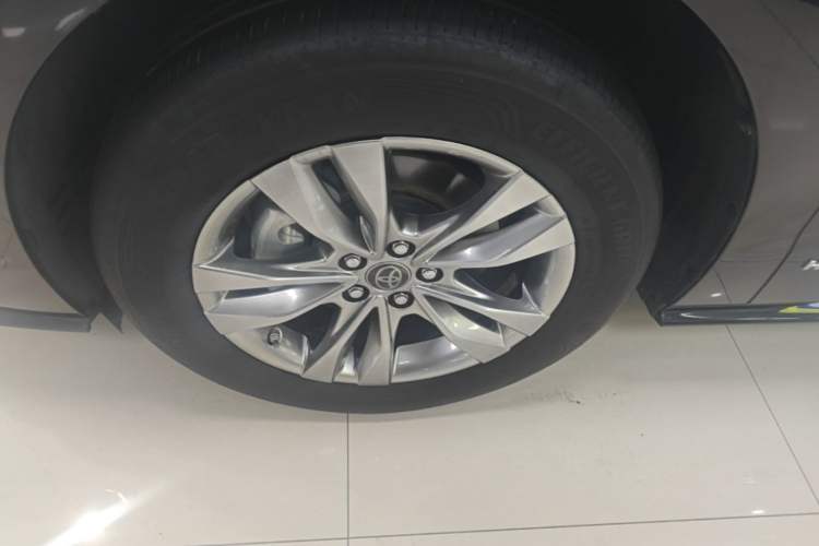 Used Toyota SIENNA 2023 2.5L Hybrid Comfort Edition Left Front Wheel Hub