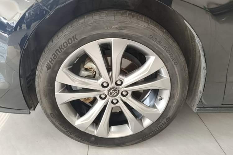Used Toyota SIENNA 2023 2.5L Hybrid Deluxe Edition Left Front Wheel Hub