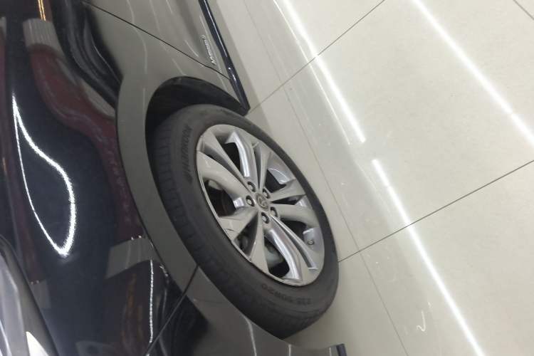 Used Toyota SIENNA 2023 2.5L Hybrid Deluxe Edition Left Front Wheel Hub