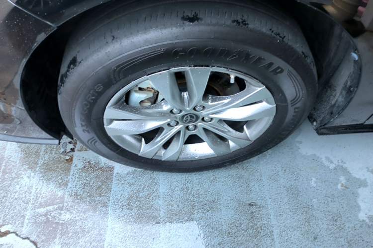 Used Toyota SIENNA 2023 2.5L Hybrid Comfort Edition Left Front Wheel Hub