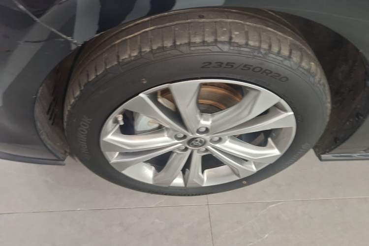 Used Toyota SIENNA 2023 2.5L Hybrid Deluxe Edition Left Front Wheel Hub