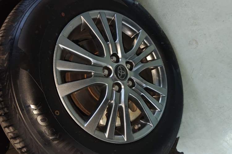 Used Toyota SIENNA 2023 2.5L Hybrid Comfort Edition Left Front Wheel Hub