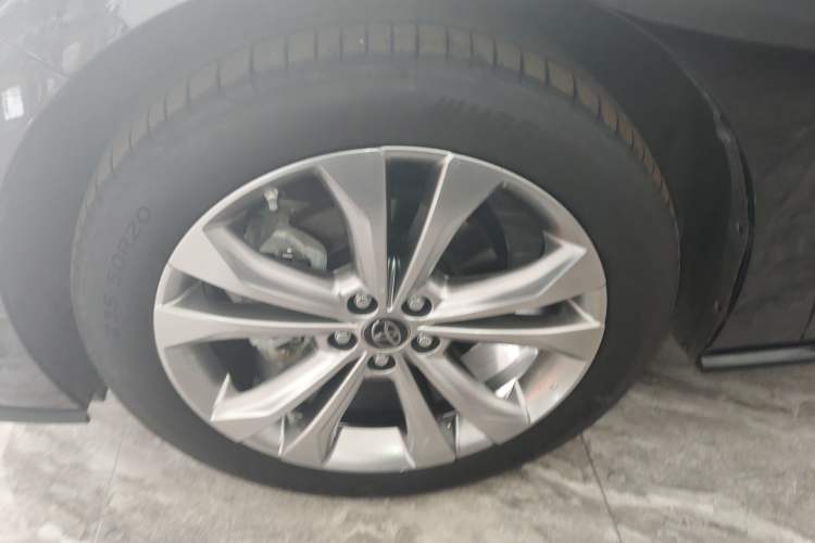 Used Toyota SIENNA 2023 2.5L Hybrid Platinum Edition Left Front Wheel Hub