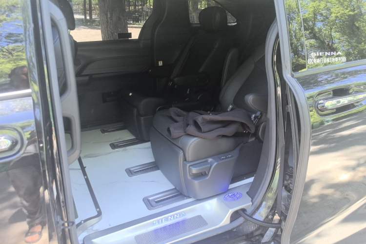 Used Toyota SIENNA 2023 2.5L Hybrid Deluxe Edition Left Rear Seat
