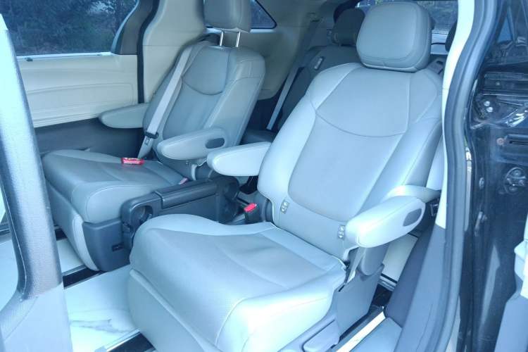 Used Toyota SIENNA 2023 2.5L Hybrid Luxury Edition Left Rear Seat