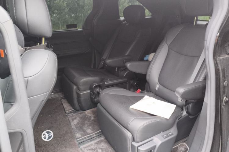 Used Toyota SIENNA 2023 2.5L Hybrid Deluxe Edition Left Rear Seat