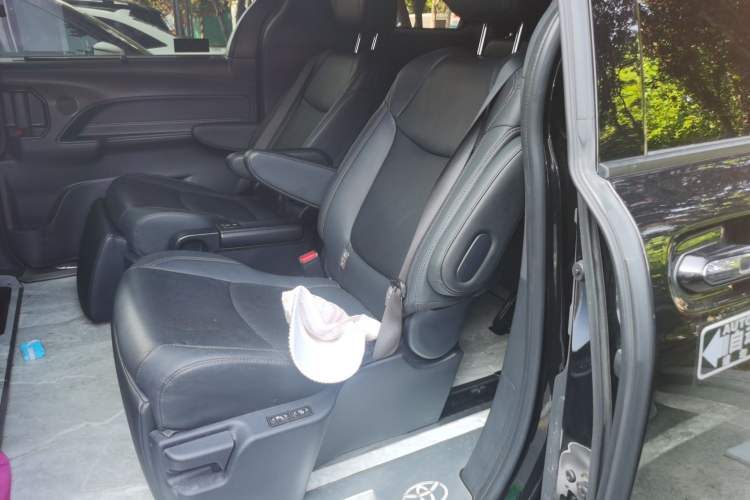 Used Toyota SIENNA 2023 2.5L Hybrid Deluxe Edition Left Rear Seat