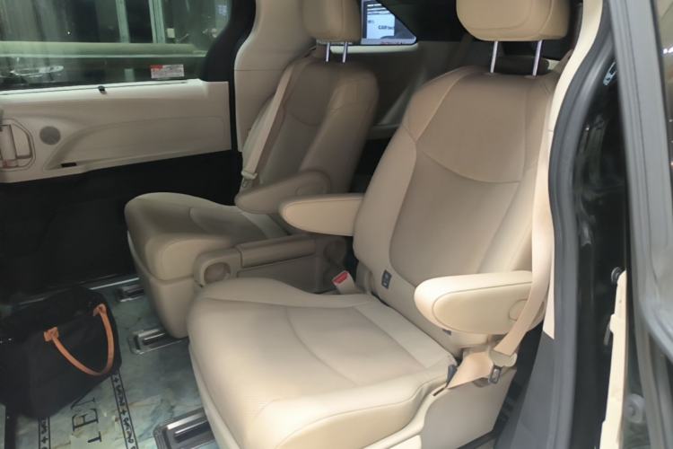 Used Toyota SIENNA 2023 2.5L Hybrid Luxury Edition Left Rear Seat